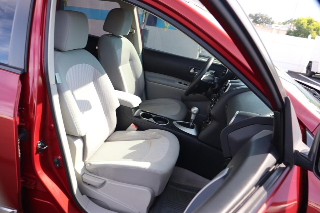 Nissan Rogue Vehicle Full-screen Gallery Image 23