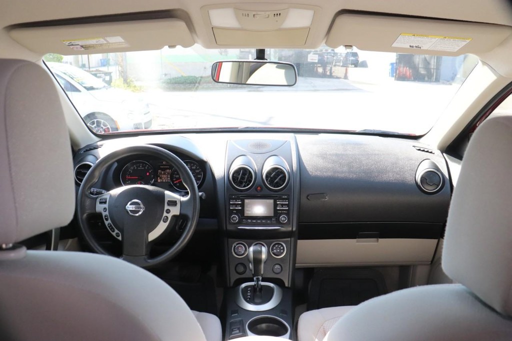 Nissan Rogue Vehicle Full-screen Gallery Image 25