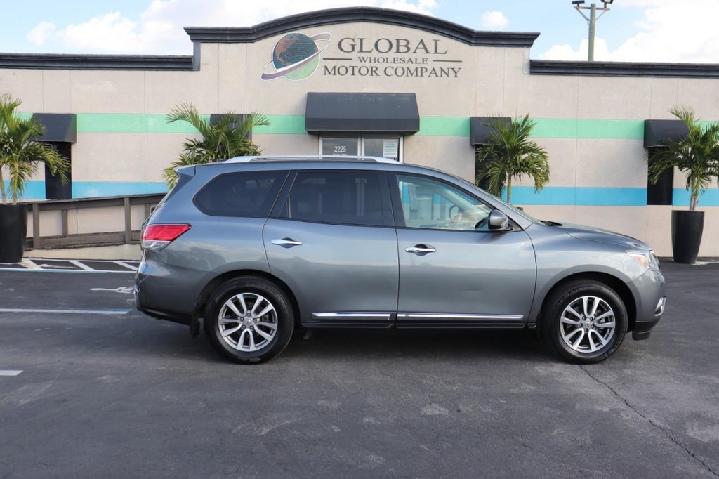 Nissan Pathfinder Vehicle Full-screen Gallery Image 09