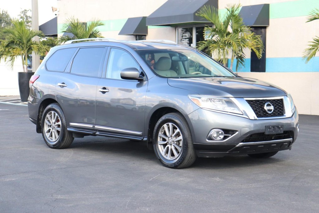 Nissan Pathfinder Vehicle Full-screen Gallery Image 10
