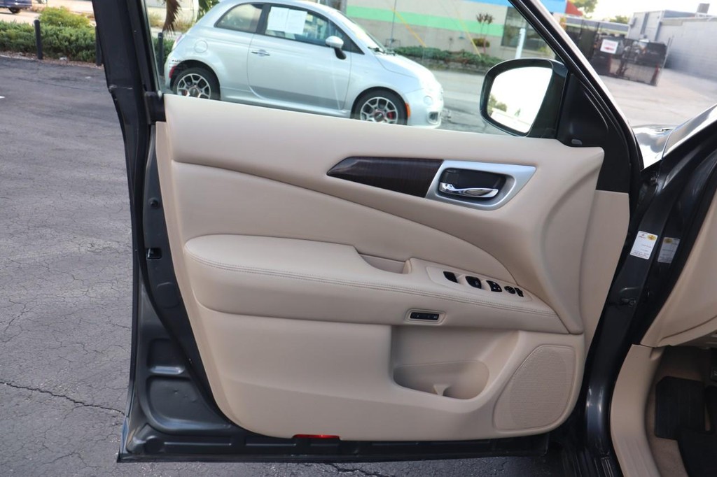 Nissan Pathfinder Vehicle Full-screen Gallery Image 19