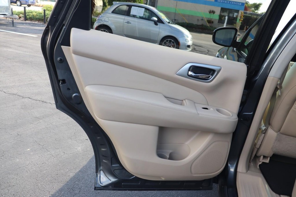 Nissan Pathfinder Vehicle Full-screen Gallery Image 22