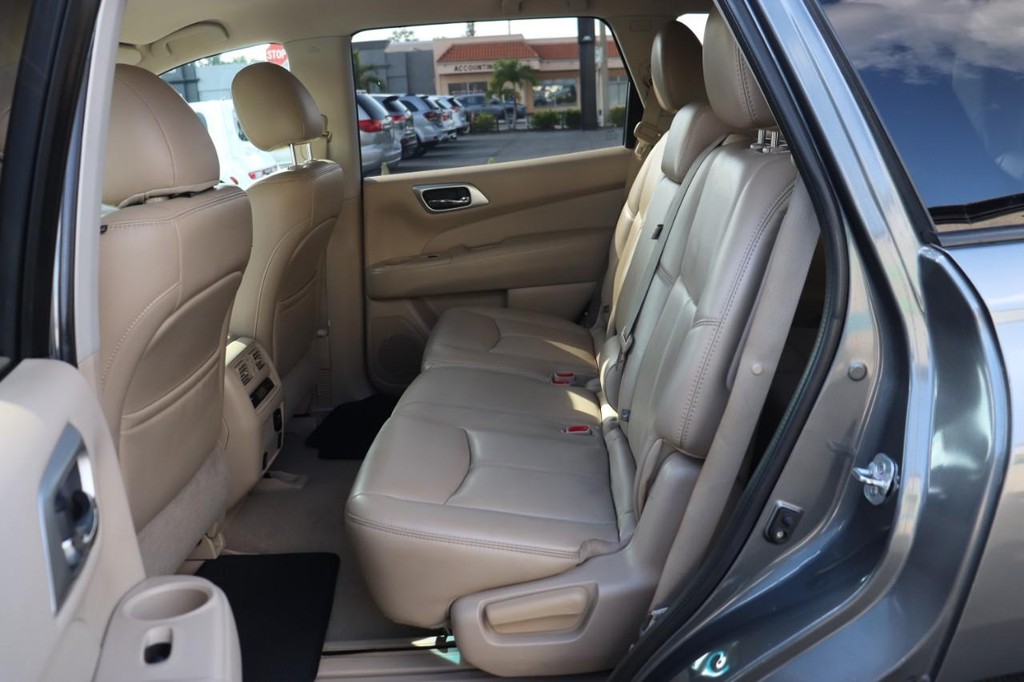 Nissan Pathfinder Vehicle Full-screen Gallery Image 23