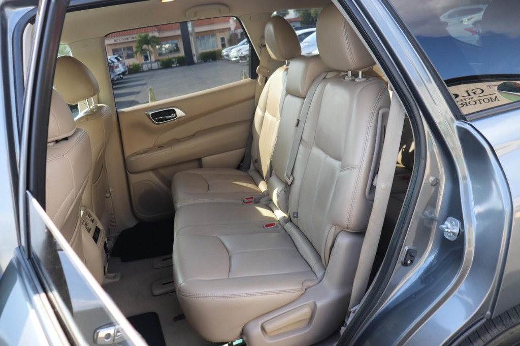 Nissan Pathfinder Vehicle Full-screen Gallery Image 24