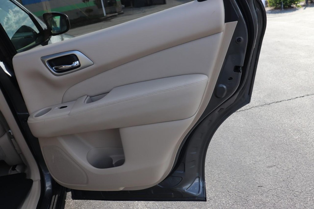 Nissan Pathfinder Vehicle Full-screen Gallery Image 26