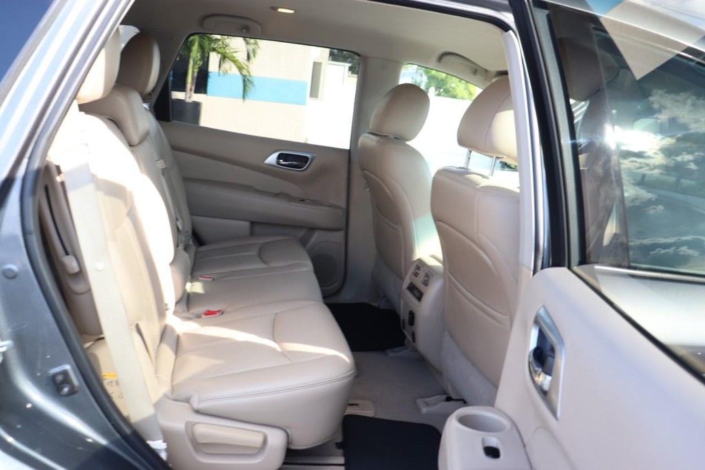 Nissan Pathfinder Vehicle Full-screen Gallery Image 27