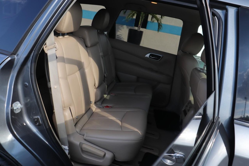 Nissan Pathfinder Vehicle Full-screen Gallery Image 28