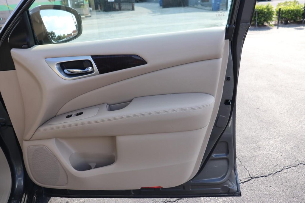 Nissan Pathfinder Vehicle Full-screen Gallery Image 29