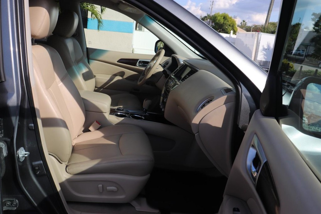 Nissan Pathfinder Vehicle Full-screen Gallery Image 30