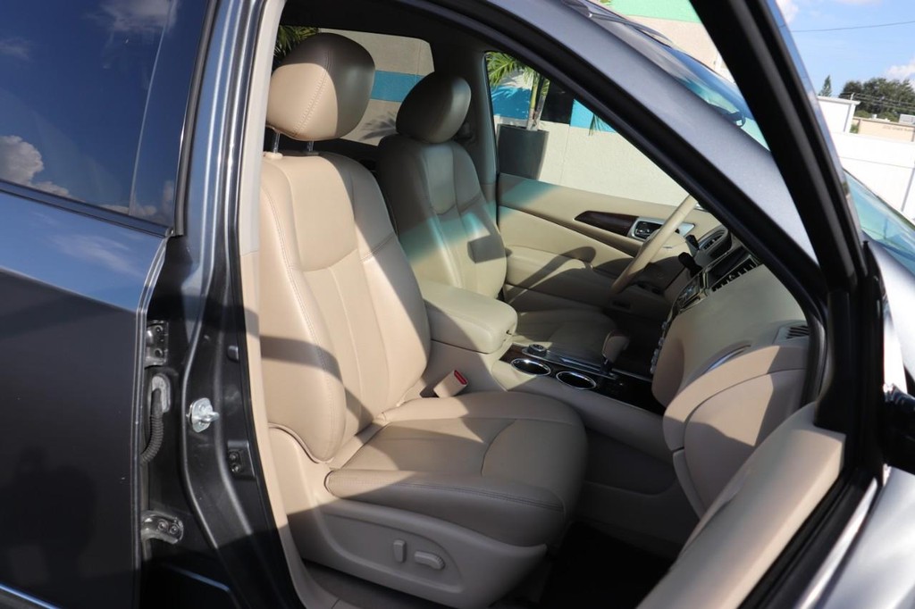 Nissan Pathfinder Vehicle Full-screen Gallery Image 31