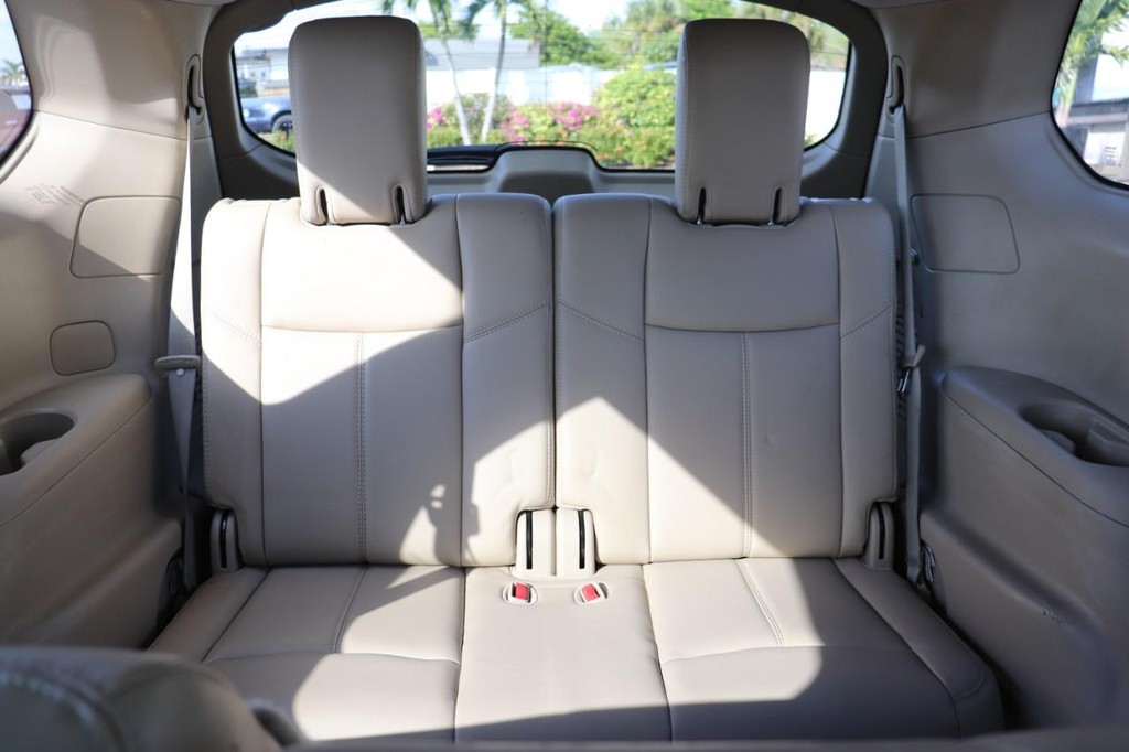 Nissan Pathfinder Vehicle Full-screen Gallery Image 32