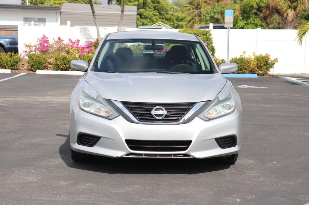 Nissan Altima Vehicle Full-screen Gallery Image 02