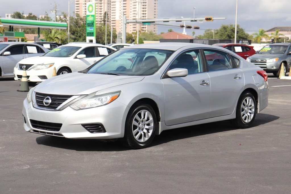 Nissan Altima Vehicle Full-screen Gallery Image 03