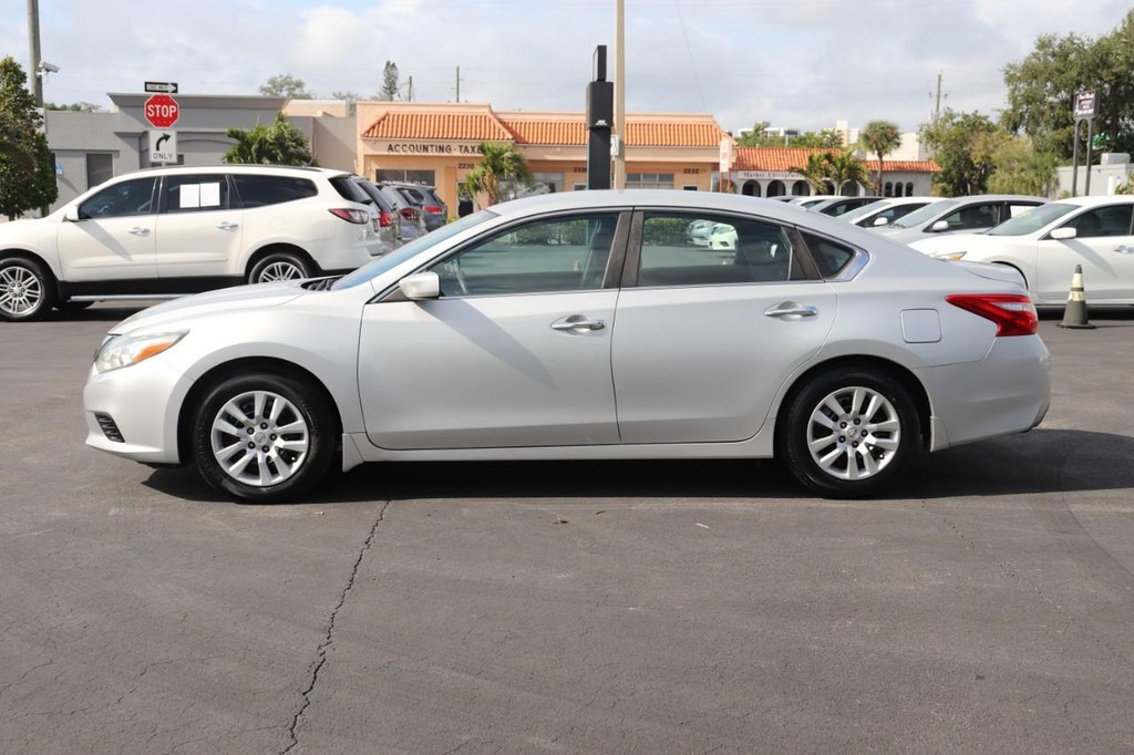 Nissan Altima Vehicle Full-screen Gallery Image 04