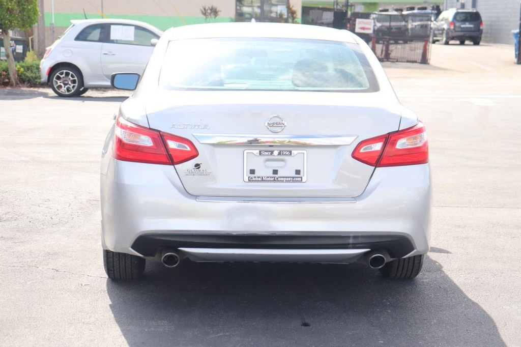 Nissan Altima Vehicle Full-screen Gallery Image 07