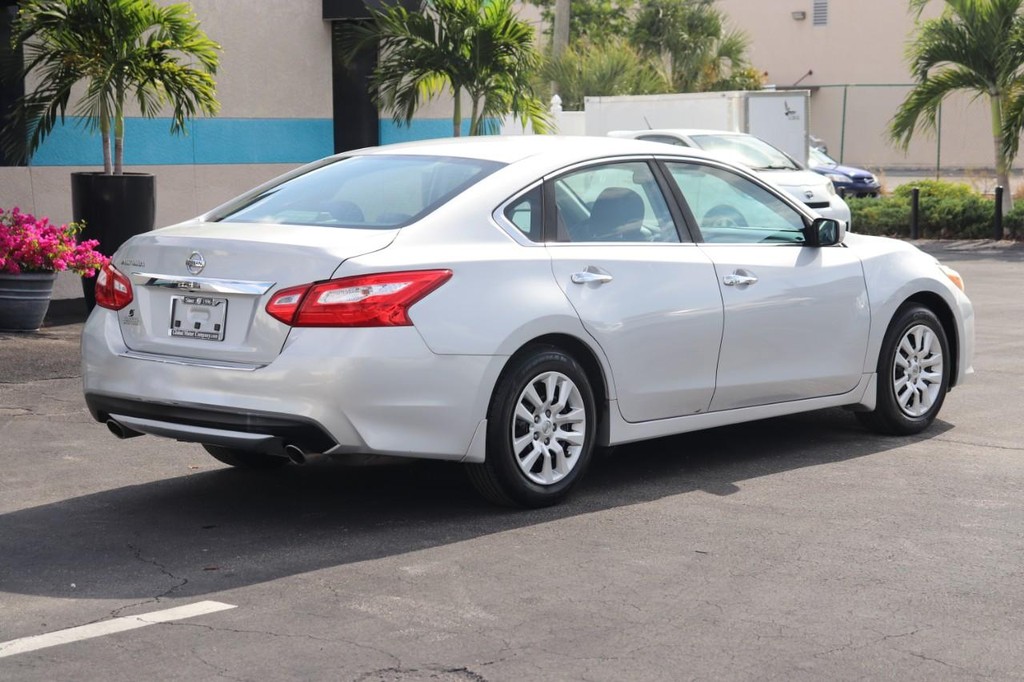 Nissan Altima Vehicle Full-screen Gallery Image 08