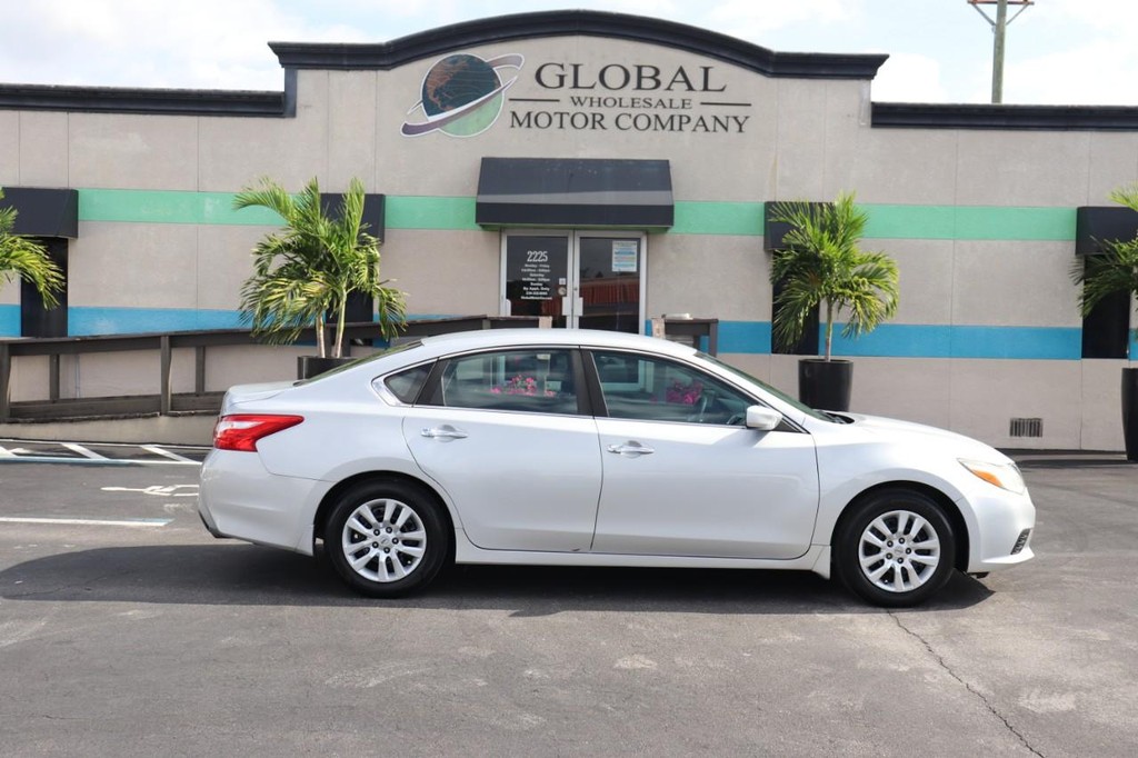 Nissan Altima Vehicle Full-screen Gallery Image 09