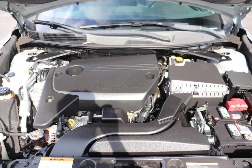 Nissan Altima Vehicle Full-screen Gallery Image 10