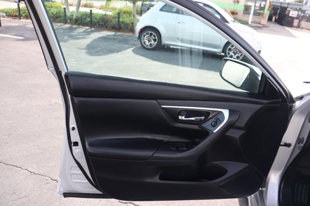 Nissan Altima Vehicle Full-screen Gallery Image 11