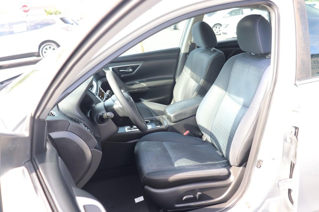 Nissan Altima Vehicle Full-screen Gallery Image 13