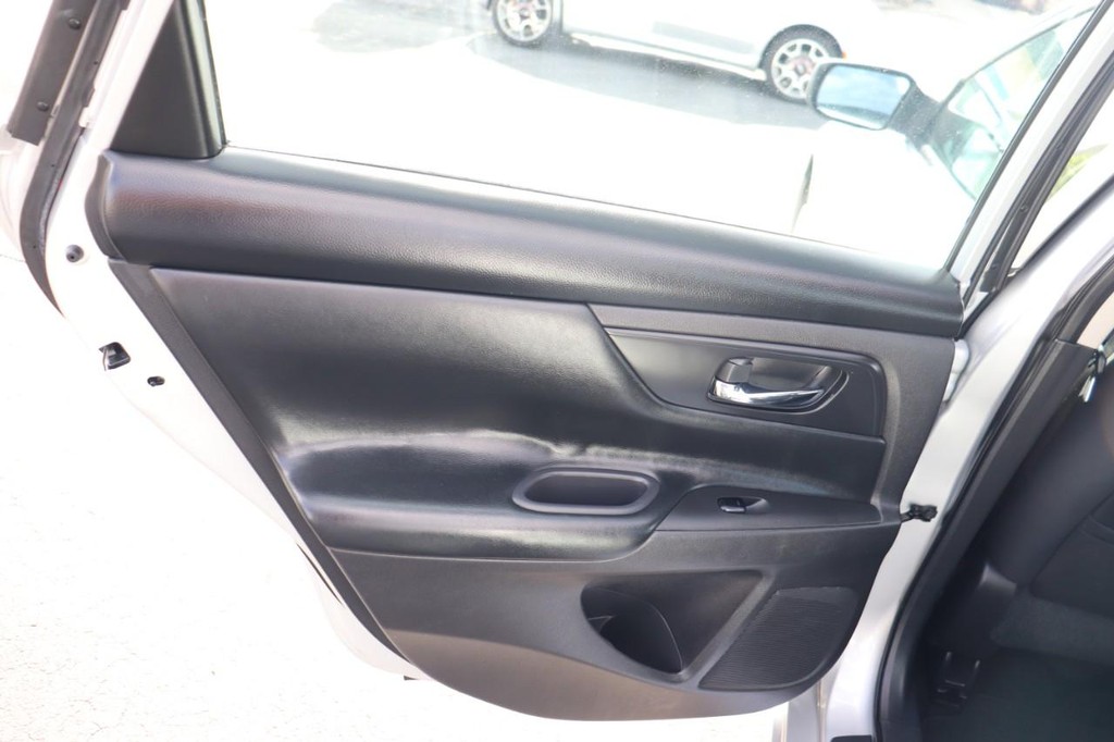 Nissan Altima Vehicle Full-screen Gallery Image 14