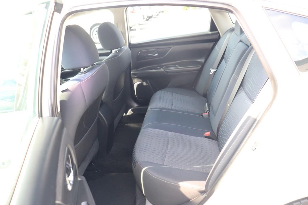 Nissan Altima Vehicle Full-screen Gallery Image 15