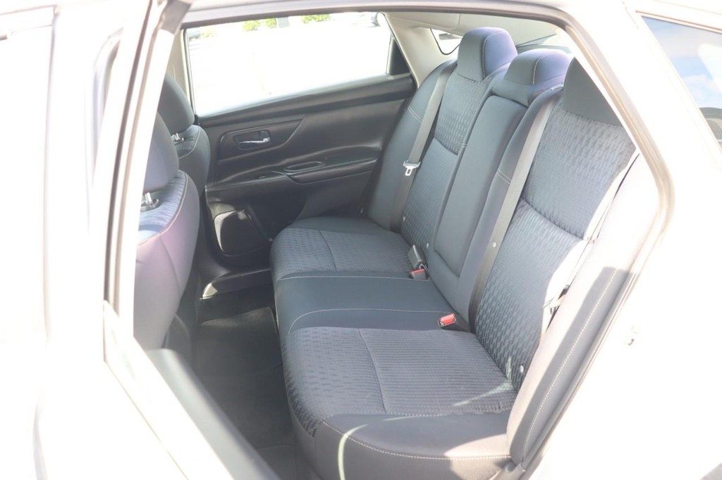 Nissan Altima Vehicle Full-screen Gallery Image 16