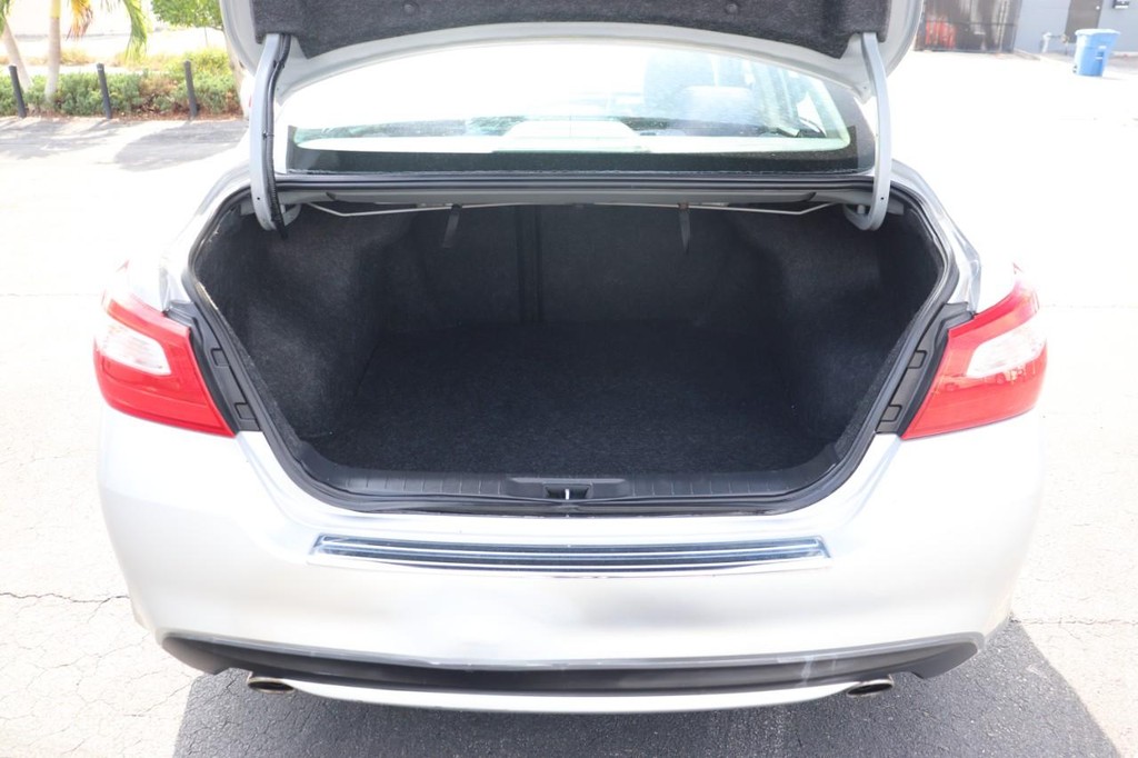 Nissan Altima Vehicle Full-screen Gallery Image 17