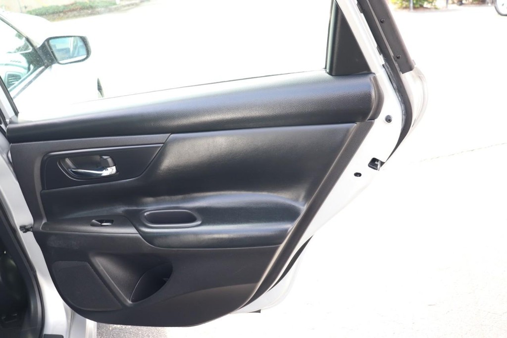 Nissan Altima Vehicle Full-screen Gallery Image 18