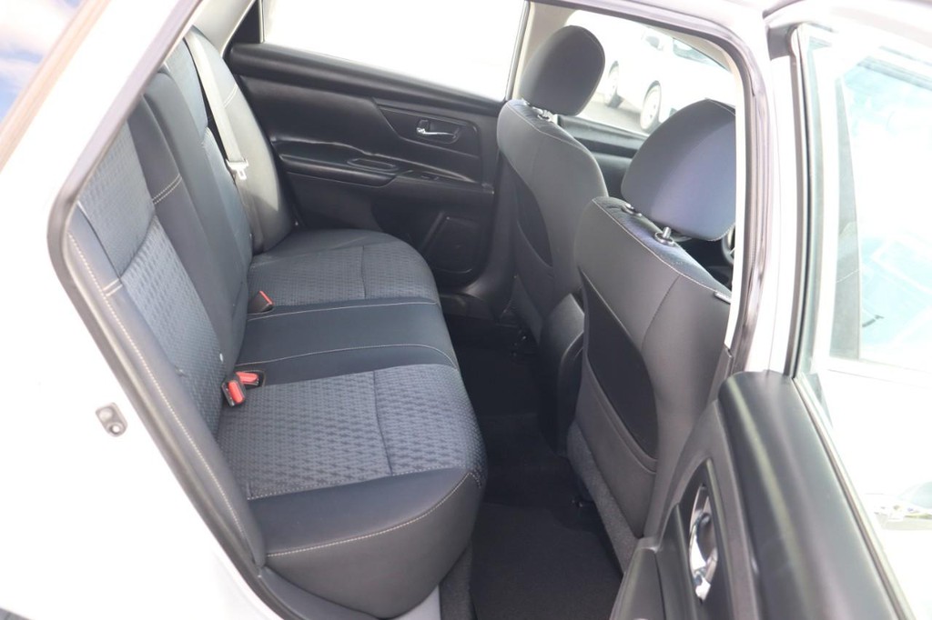 Nissan Altima Vehicle Full-screen Gallery Image 19