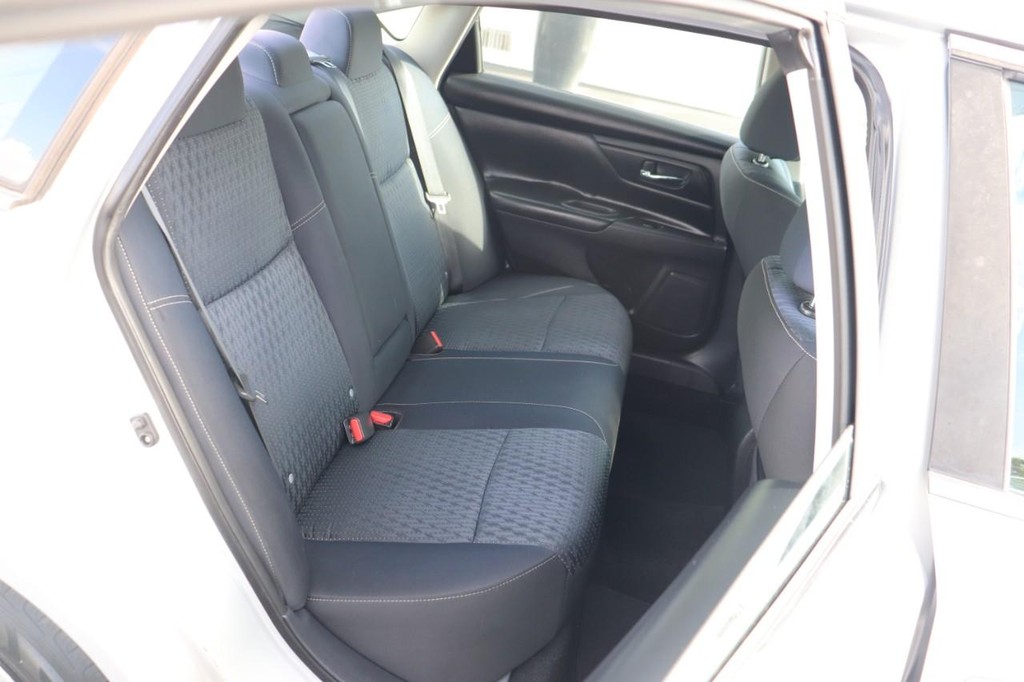 Nissan Altima Vehicle Full-screen Gallery Image 20