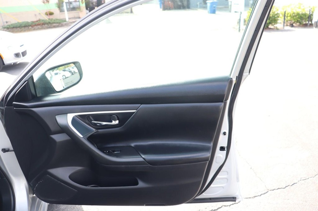 Nissan Altima Vehicle Full-screen Gallery Image 21