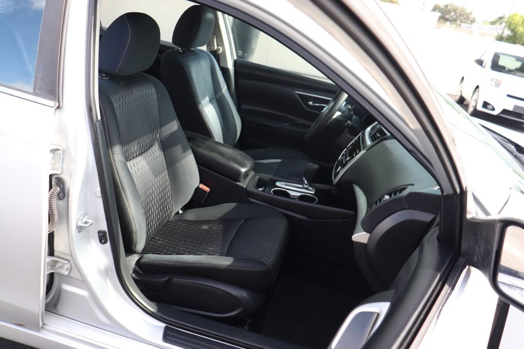 Nissan Altima Vehicle Full-screen Gallery Image 23