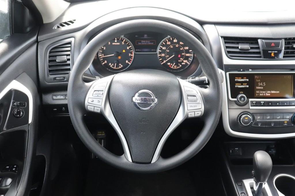 Nissan Altima Vehicle Full-screen Gallery Image 24