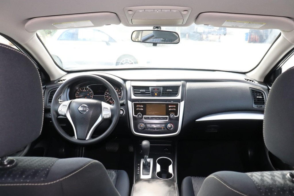 Nissan Altima Vehicle Full-screen Gallery Image 25