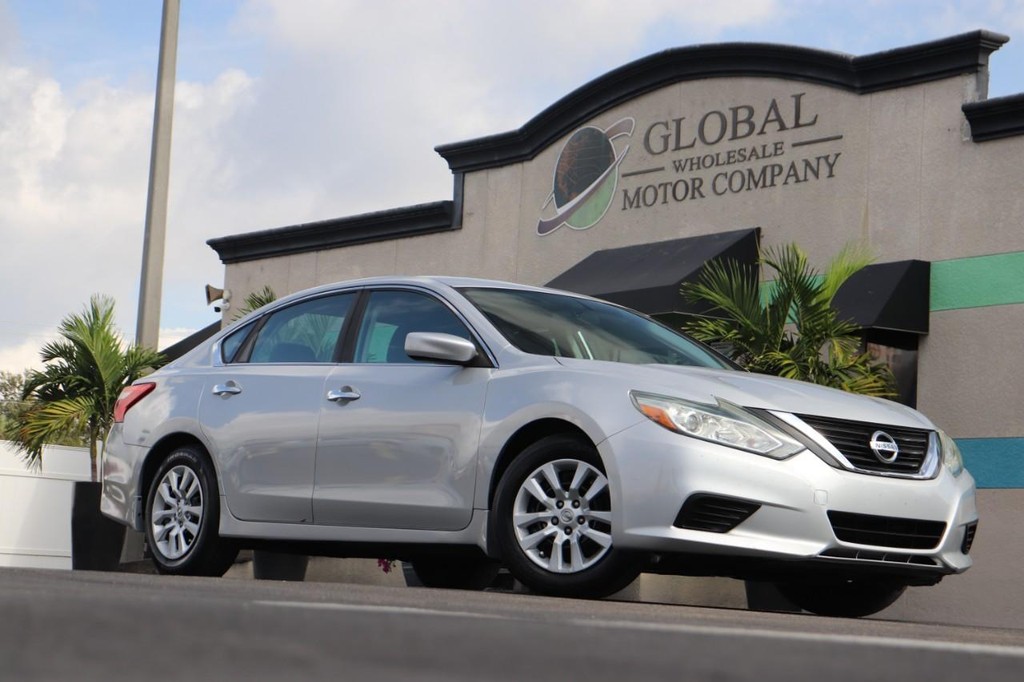 Nissan Altima Vehicle Full-screen Gallery Image 26