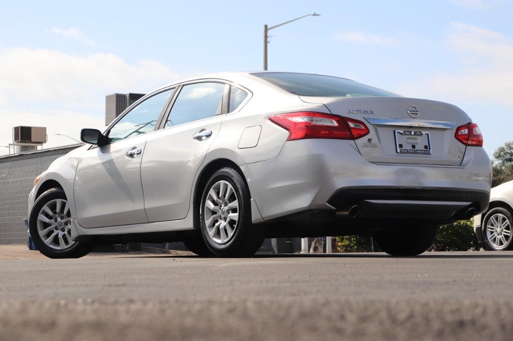 Nissan Altima Vehicle Full-screen Gallery Image 27