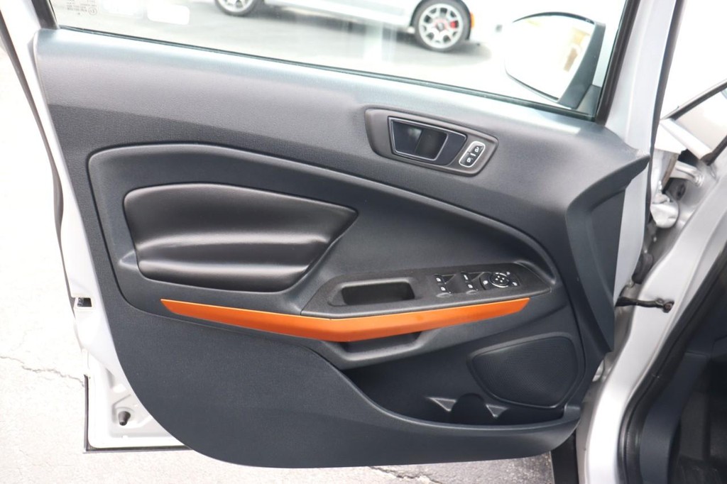 Ford EcoSport Vehicle Full-screen Gallery Image 11