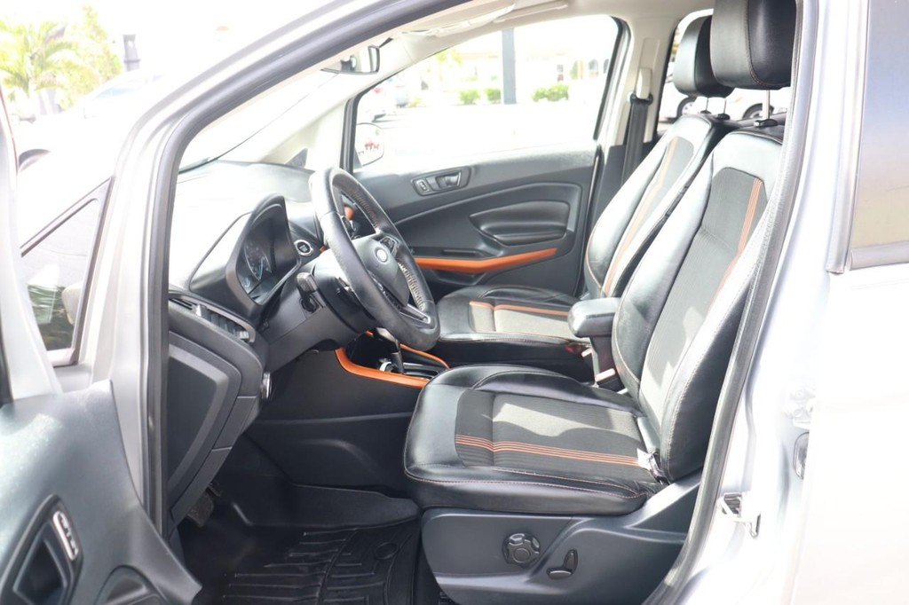 Ford EcoSport Vehicle Full-screen Gallery Image 12