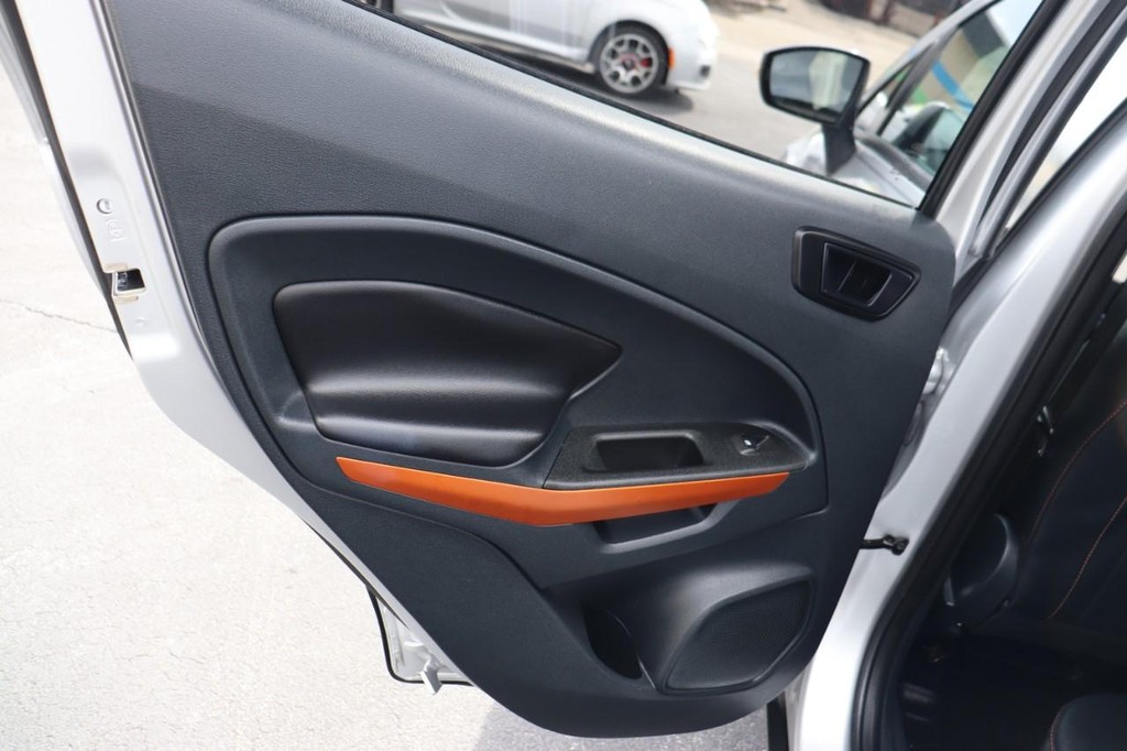 Ford EcoSport Vehicle Full-screen Gallery Image 14