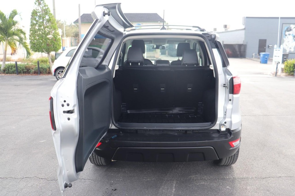 Ford EcoSport Vehicle Full-screen Gallery Image 17