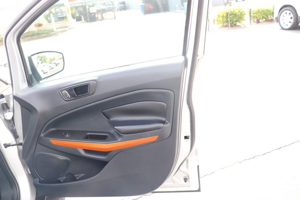 Ford EcoSport Vehicle Full-screen Gallery Image 21