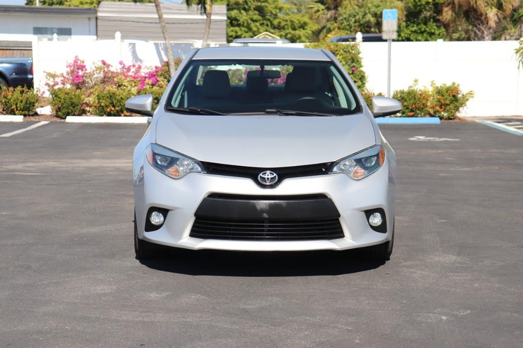 Toyota Corolla Vehicle Full-screen Gallery Image 02