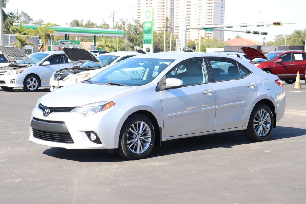 Toyota Corolla Vehicle Full-screen Gallery Image 03