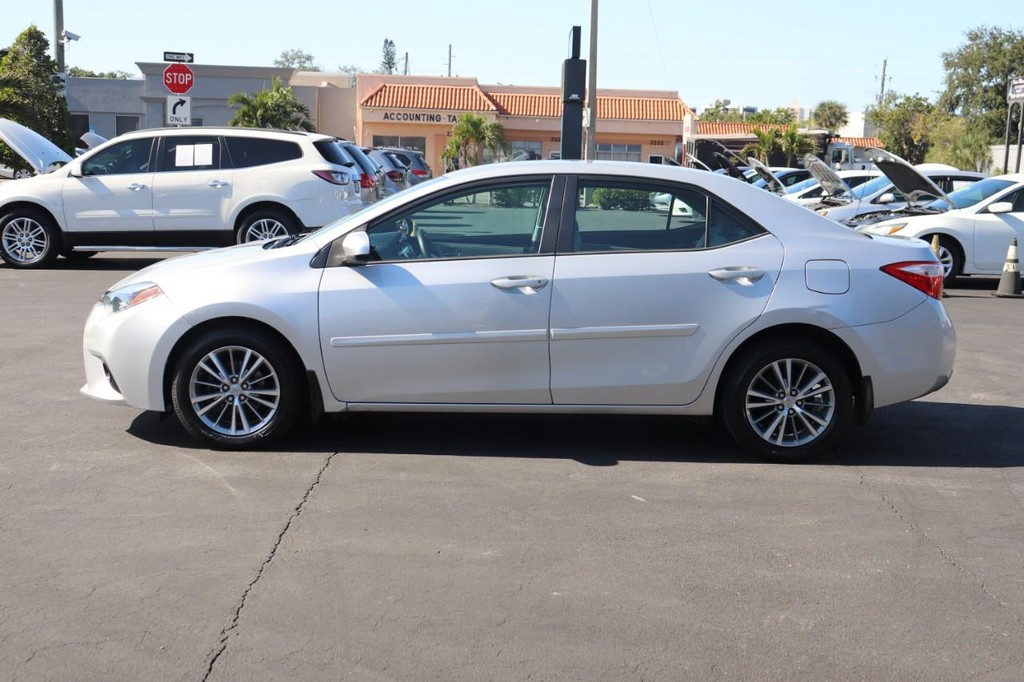 Toyota Corolla Vehicle Full-screen Gallery Image 04