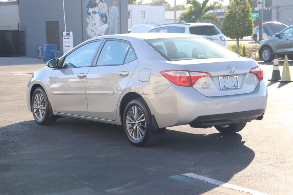 Toyota Corolla Vehicle Full-screen Gallery Image 06