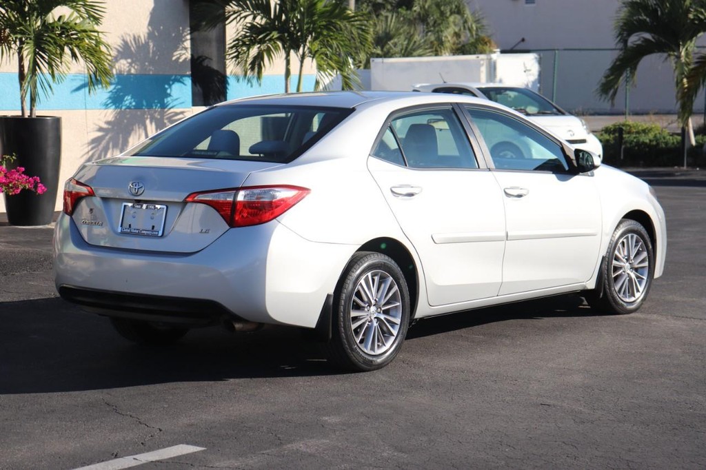 Toyota Corolla Vehicle Full-screen Gallery Image 08