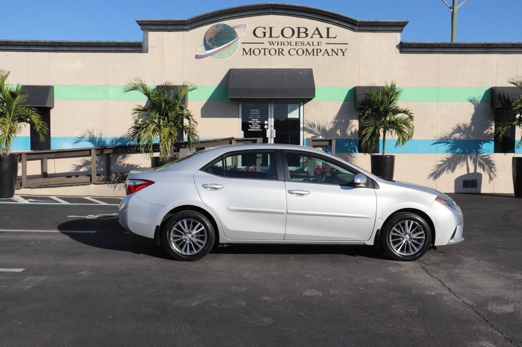 Toyota Corolla Vehicle Full-screen Gallery Image 09