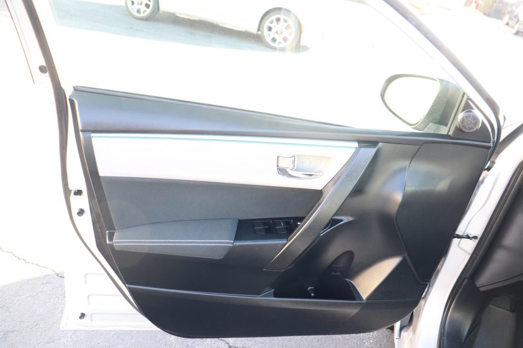 Toyota Corolla Vehicle Full-screen Gallery Image 11