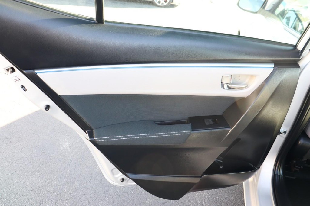 Toyota Corolla Vehicle Full-screen Gallery Image 14